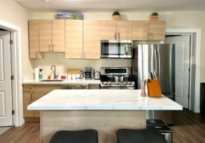 DT Stylish & Newly Renovated Home 2bdrm KQ beds Sea Tac 6 Miles